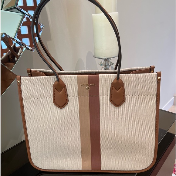 Michael Kors Handbags - 🔥NWT Michael Kors Tote.